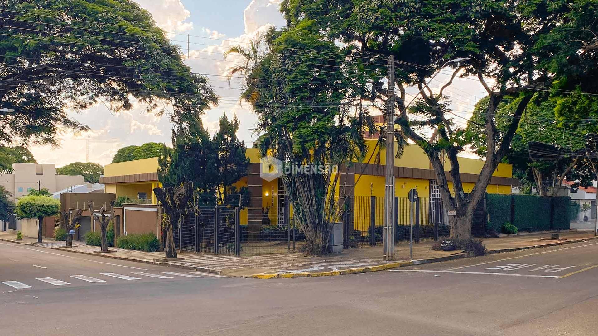Casa à venda na Av. Rio de Janeiro - Zona II, em Umuarama - PR