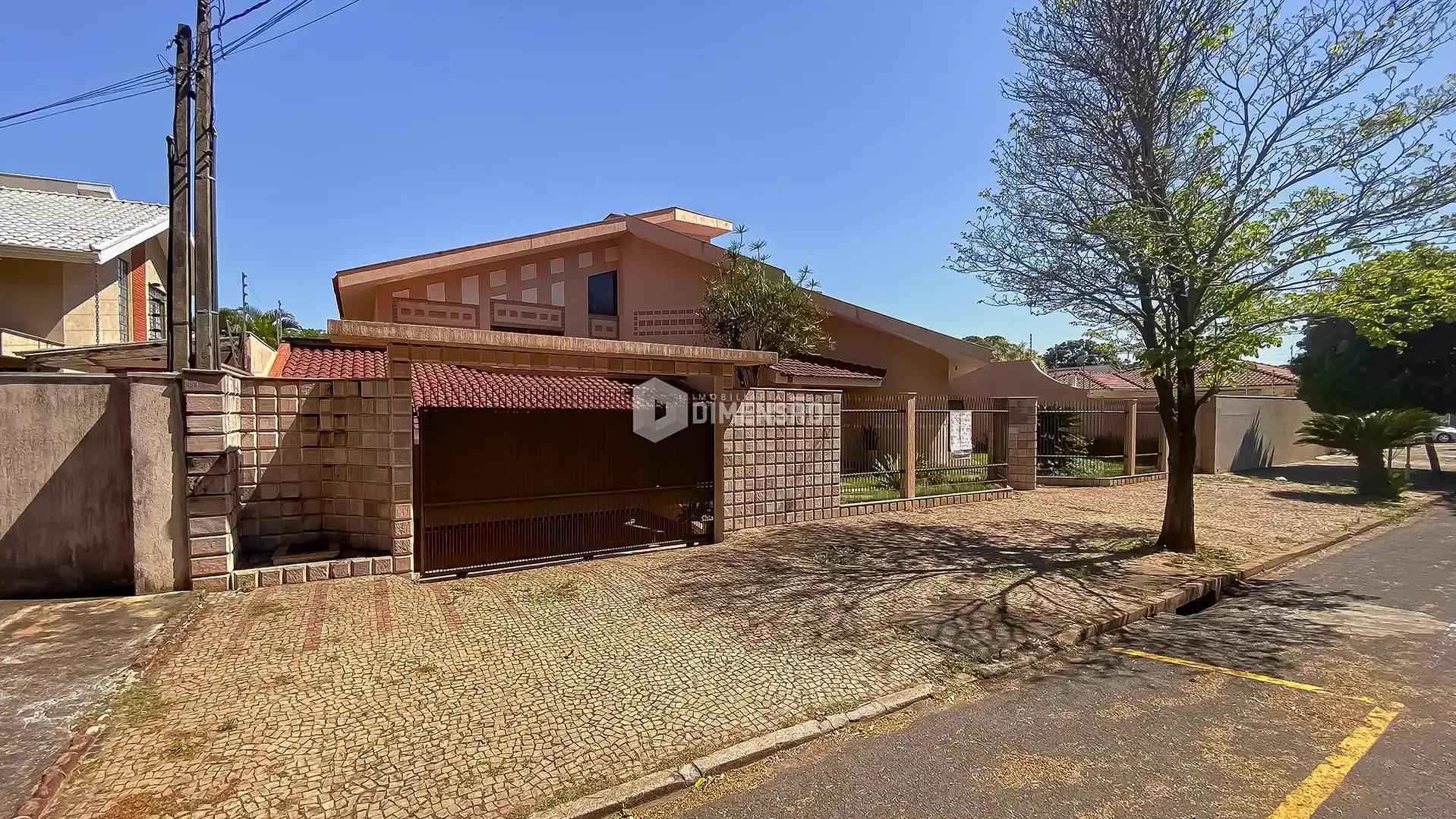 Casa à Venda na Zona I-A em Umuarama - PR