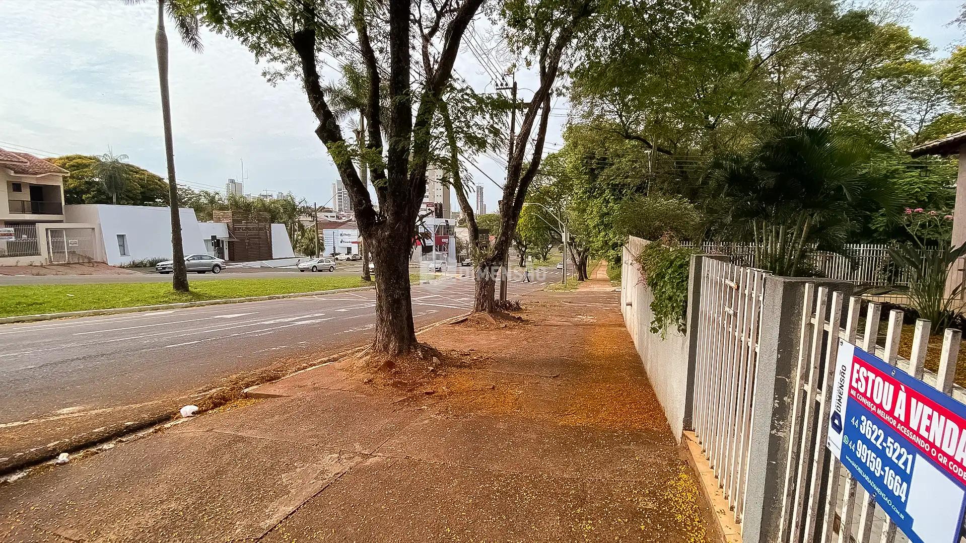 Casa à venda na Avenida Parigot de Souza, Zona I, em Umuarama - PR